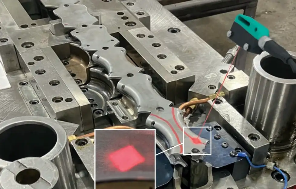 The background suppression sensor only detects the part and not the metal background or surroundings. The background suppression sensor only detects the part and not the metal background or surroundings.